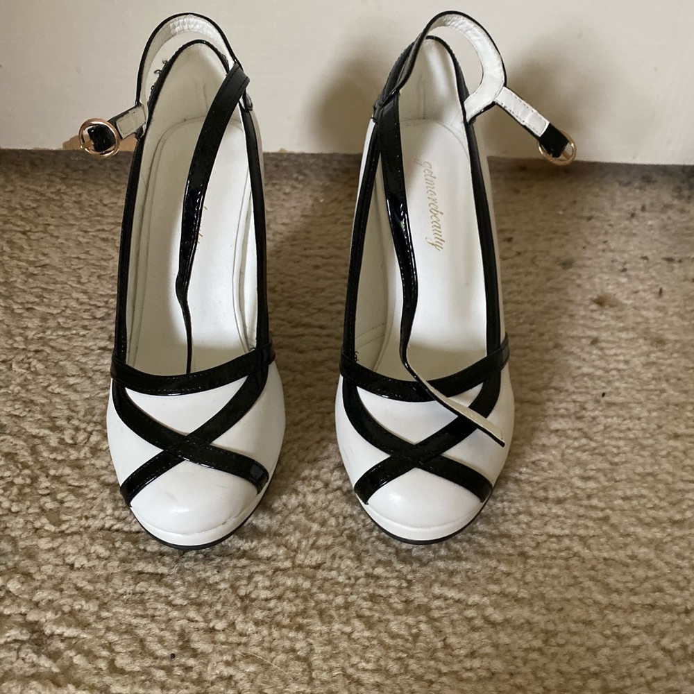 Vintage white heeld with white ribbon like design